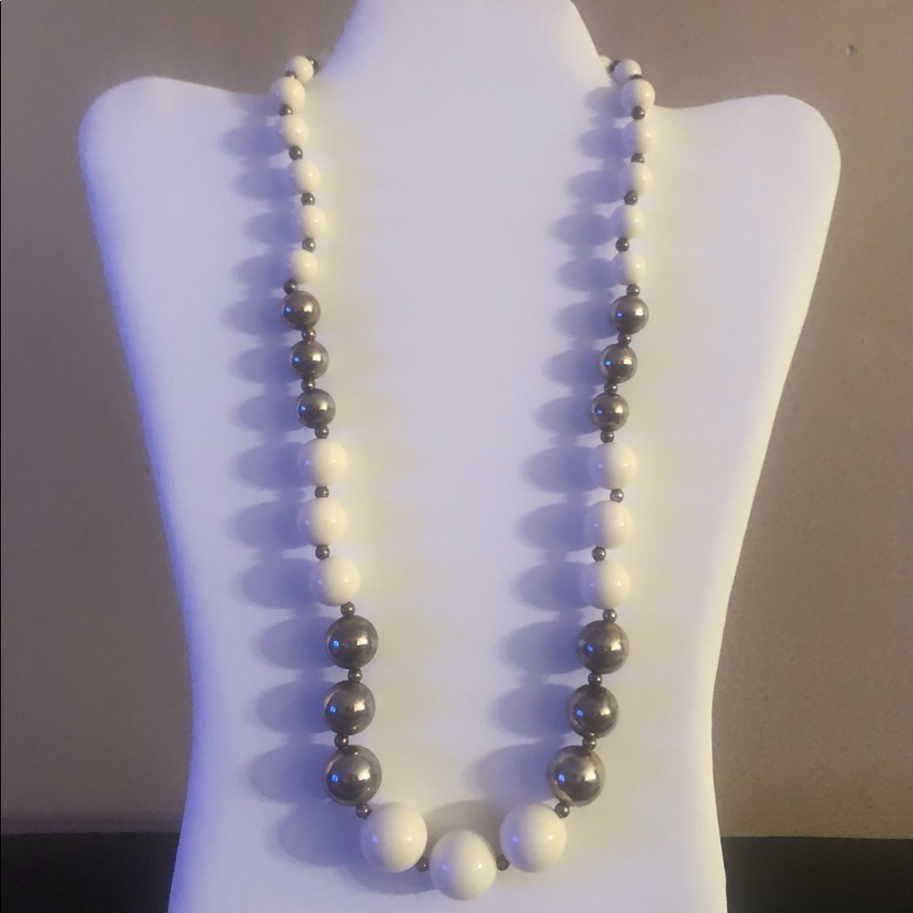 3/$20 VTG Dauplaise Ivory and Silver Tone Chunky Beaded Necklace